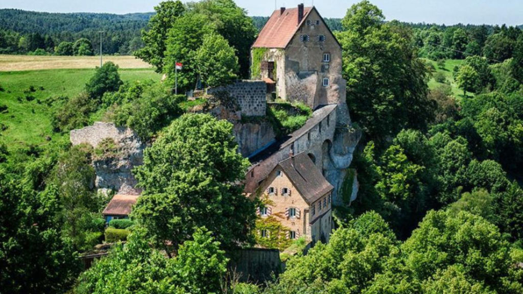 Bild der Burg Pottenstein, einer mittelalterlichen Festung über einem malerischen Tal