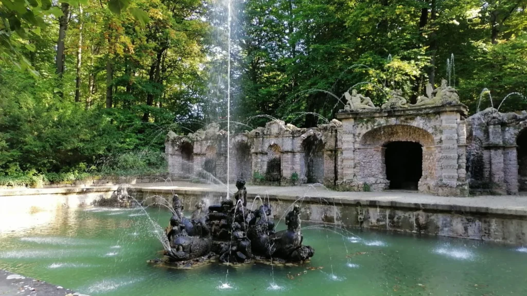 Bild der Eremitage, einem Park mit Wasserspielen, Grotten und Tempeln