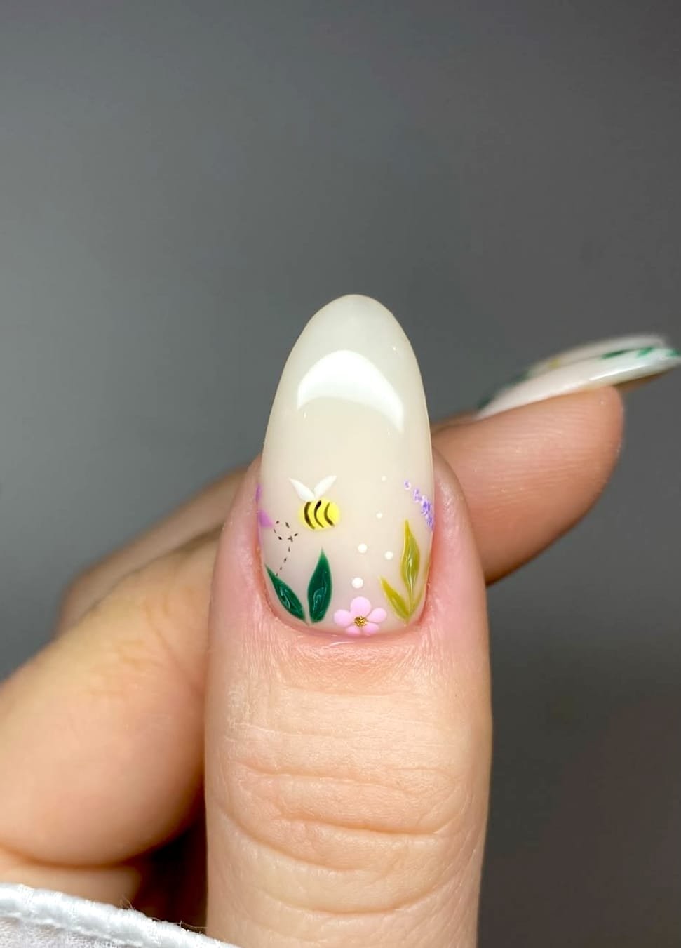 Tiny Bloom & Buzz: Spring Nail Art