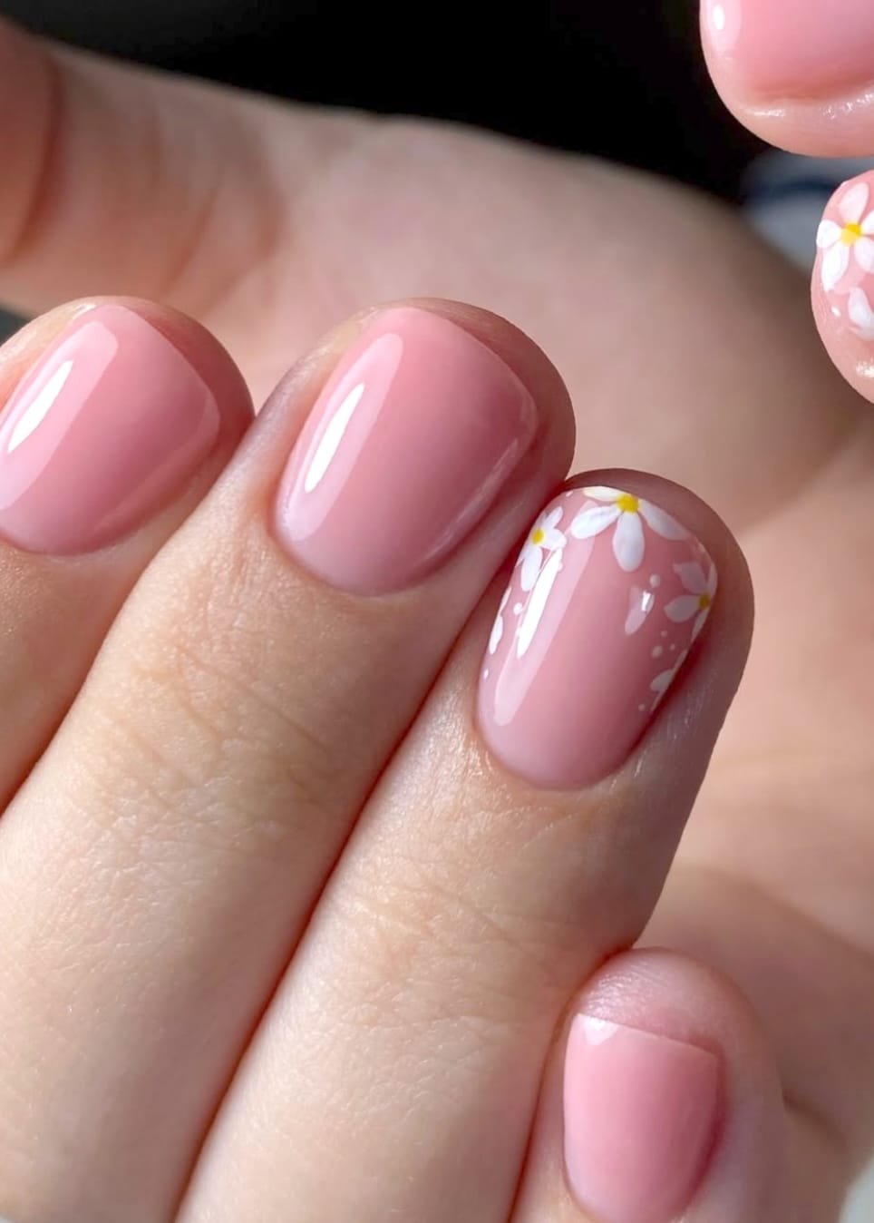 Daisy Accent: Simple Spring Nails