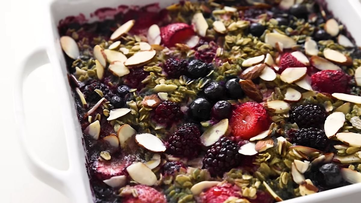 Baked Oatmeal with Berries and Nuts
