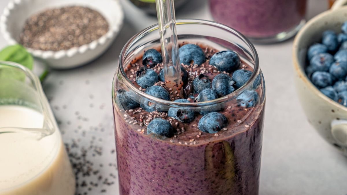 Smoothie with Spinach, Berries, and Chia Seeds